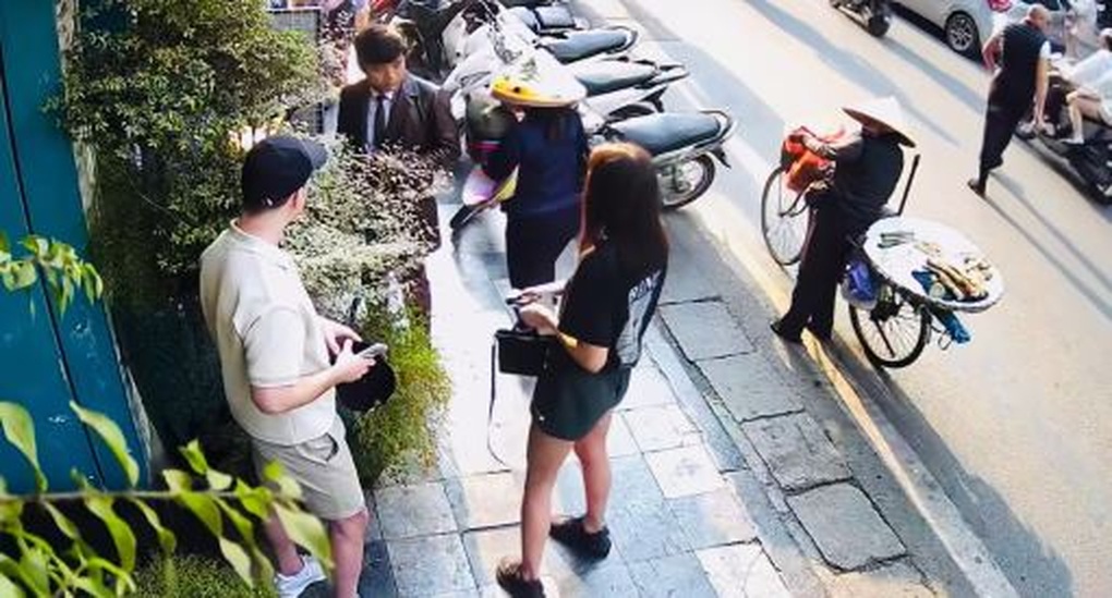 Khách Tây suýt bị chặt chém 850.000 đồng một chiếc nón lá ở phố cổ Hà Nội - 2