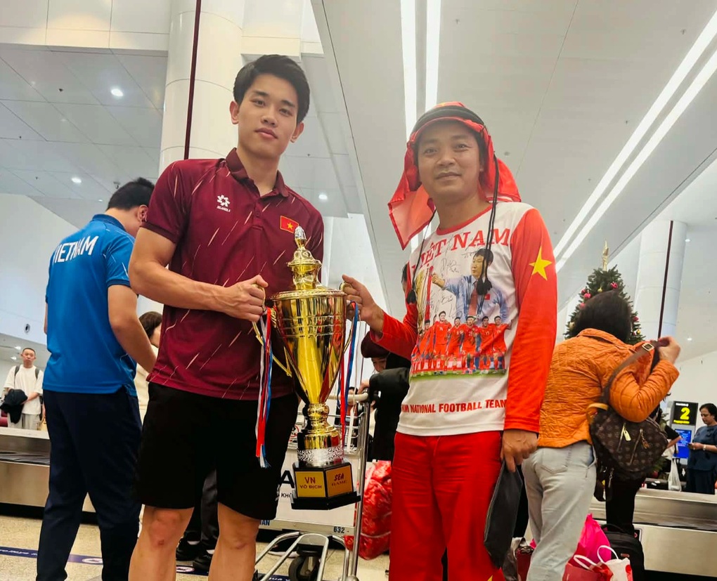 Khách Việt mang muối vừng, chi 150 triệu đồng sang cổ vũ U23 Việt Nam - 1