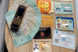 Bỏ quên điện thoại Vertu, ví chứa nhiều tiền trên tàu hỏa