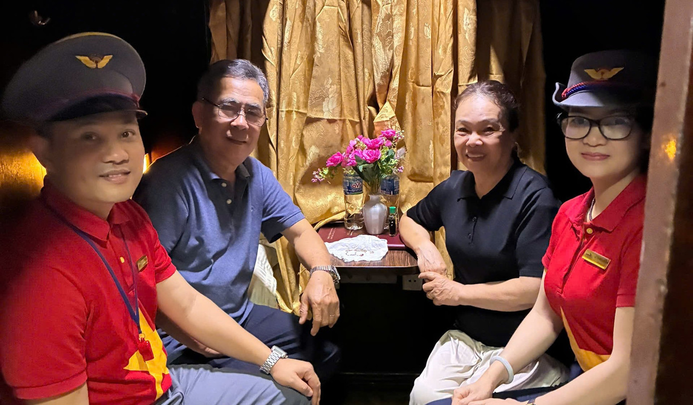 Khách đi tàu đãng trí vứt bỏ cả gói vàng vào thùng rác- Ảnh 1.