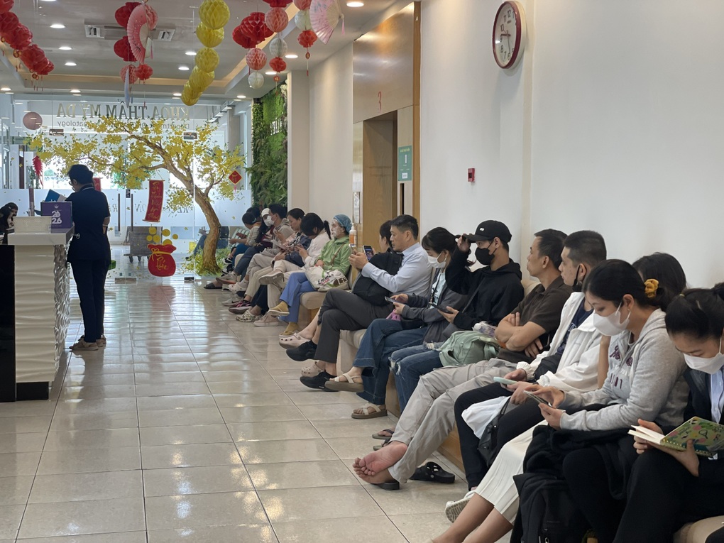 Khách làm đẹp xếp hàng từ sáng sớm, bác sĩ làm việc xuyên trưa - 1
