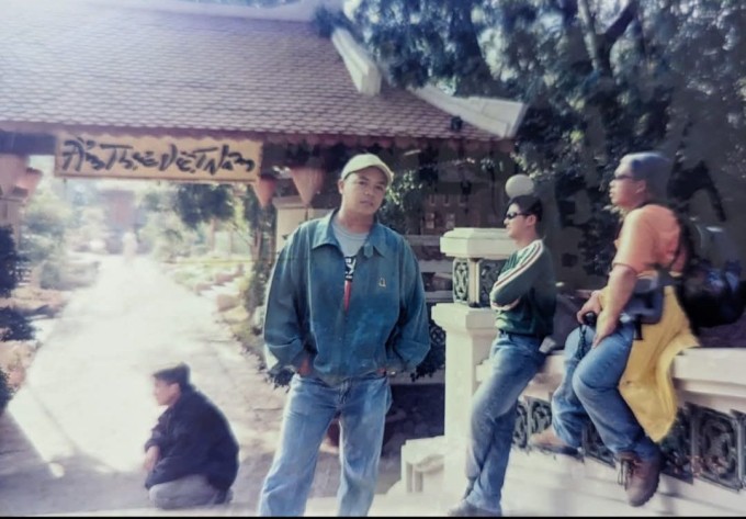 Joel (thứ hai bên phải) chụp ảnh cùng nhóm bạn. Ảnh: NVCC