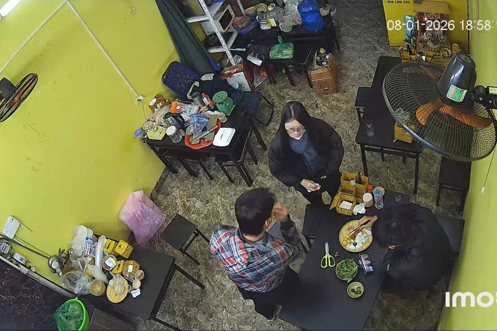 Khách tố thịt ôi, chủ quán bún đậu ở Hà Nội ăn ngay trước mặt để chứng minh - 1