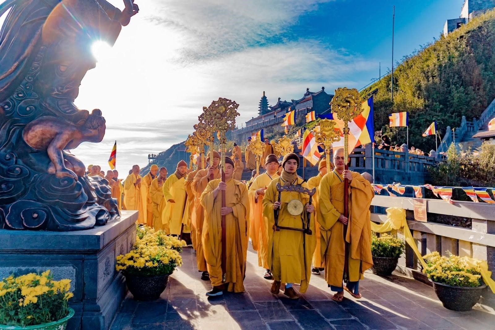 Khai xuân Mở Cổng trời, tận hưởng trọn vẹn sắc xuân Tây Bắc trên đỉnh Fansipan dịp năm mới 1 Hàng nghìn tăng ni sư, phật tử, du khách thực hiện nghi thức rước trong Lễ Mở Cổng Trời tại Fansipan (Ảnh minh họa)
