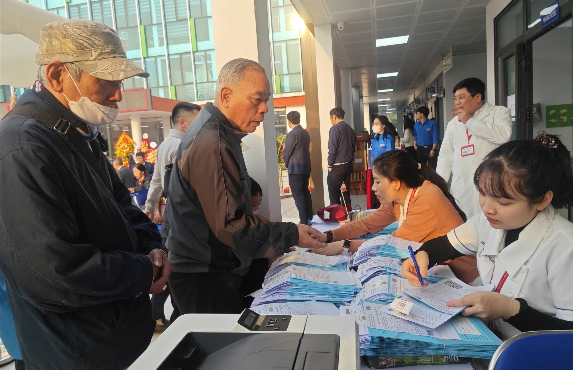 Khám tại trạm y tế, được bác sĩ tuyến trung ương điều trị - Ảnh 2.