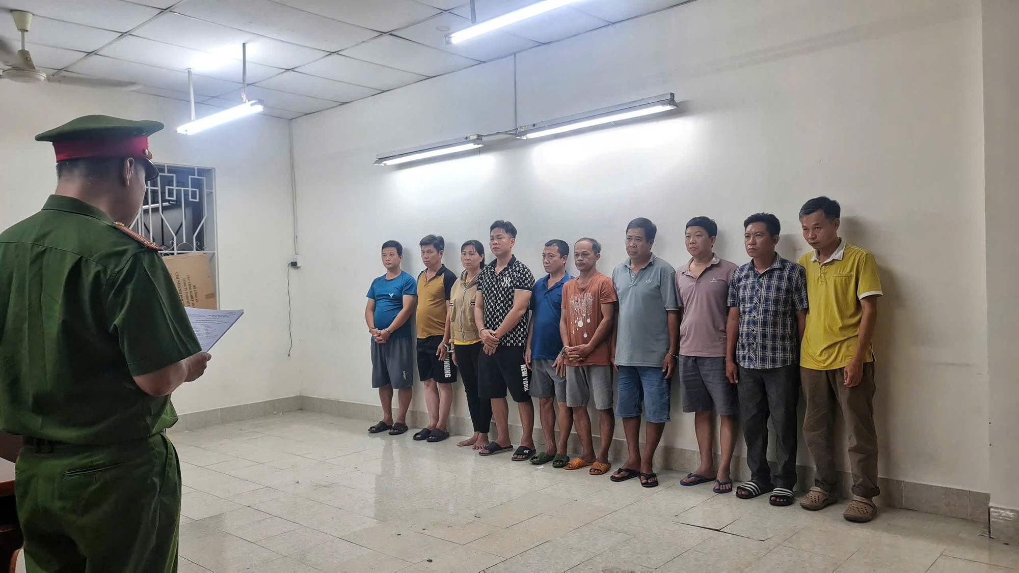 Khám xét khẩn cấp 18 địa điểm của 