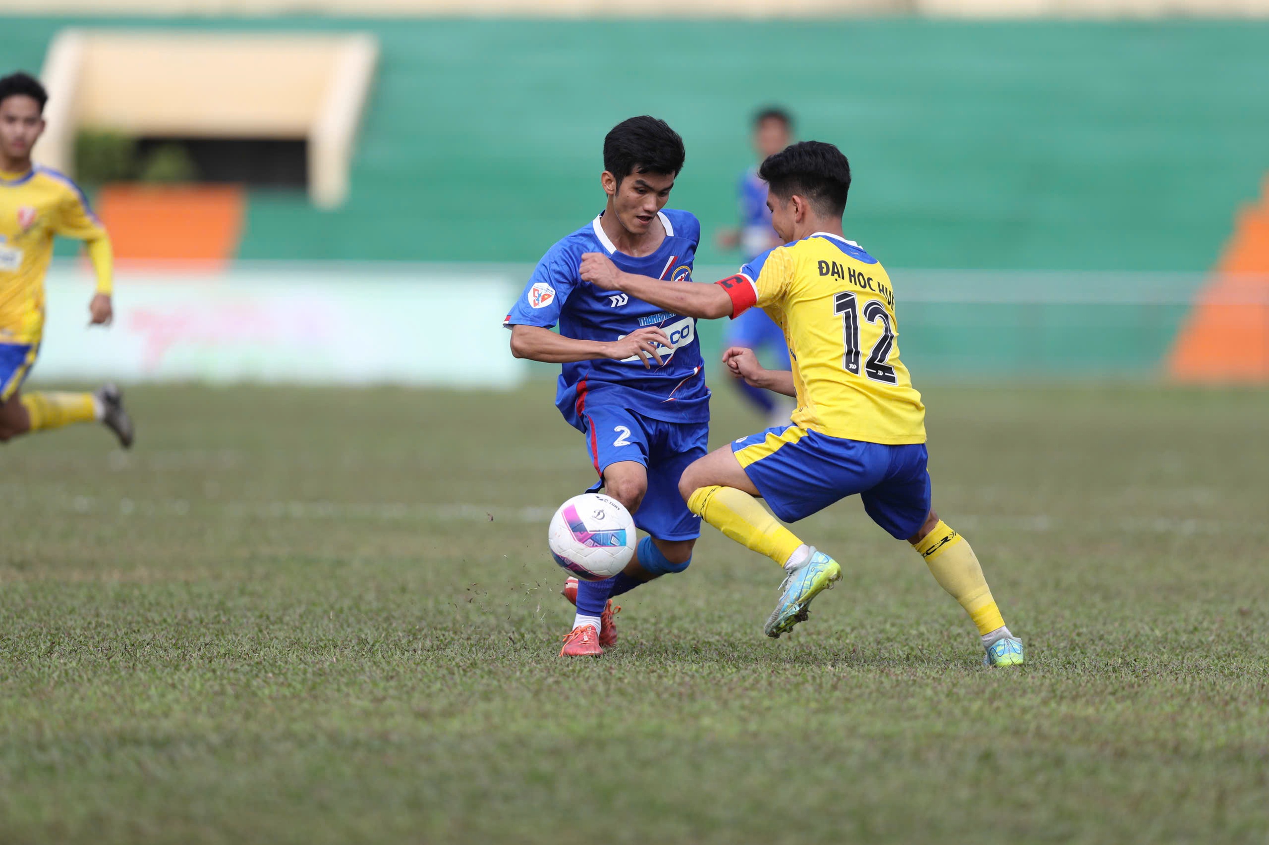 Ngày thi đấu cuối vòng loại Duyên hải miền Trung: Khán đài cực nóng, ‘mưa’ bàn thắng- Ảnh 1.