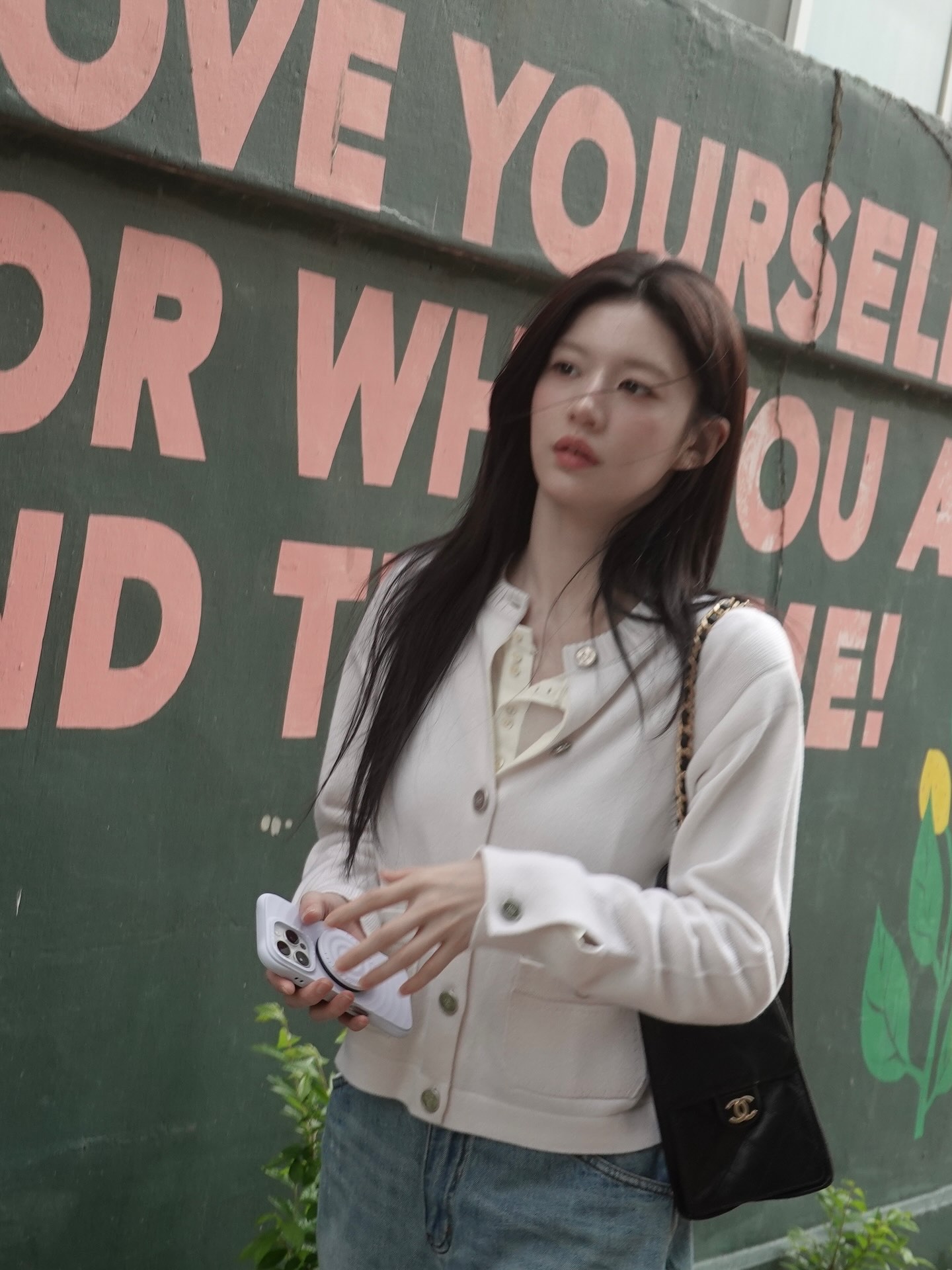 Khắp nơi đang nói về một nữ chính phim Hàn đẹp lộng lẫy siêu thực, nhưng lại chỉ thích mặc đồ tối giản- Ảnh 1.