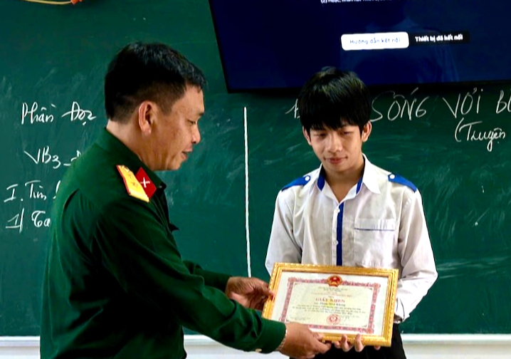 Khen thưởng nam sinh kịp thời cứu phi công nhảy dù sau vụ rơi máy bay Yak-130 - Ảnh 1.