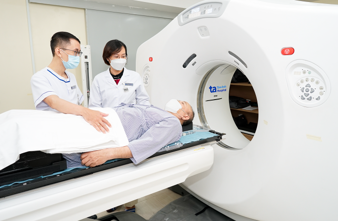 Bác sĩ Thảo cùng kỹ thuật viên động viên người bệnh trước khi chụp CT mô phỏng xạ trị. Ảnh minh họa: Bệnh viện Đa khoa Tâm Anh