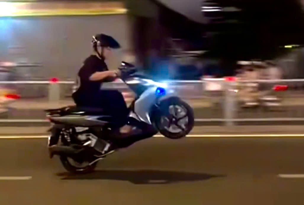 Khi những hành vi lái xe nguy hiểm trở thành 'nội dung' để câu view - Ảnh 1. Khi những hành vi lái xe nguy hiểm trở thành 'nội dung' để câu view - Ảnh 1.