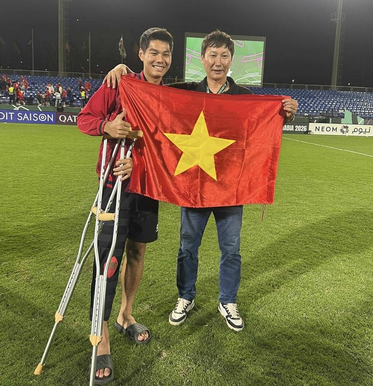 Báo Hàn Quốc: 'Khoảnh khắc HLV Kim sang-sik đẩy xe lăn cho Hiểu Minh lay động hàng triệu con tim'- Ảnh 3.