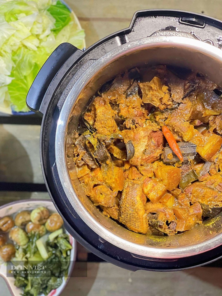 Hôm nay, Dân Việt mách bạn cách kho cá với 2 loại quả là khế chua và chuối xanh tạo nên hương vị đặc biệt thơm ngon.