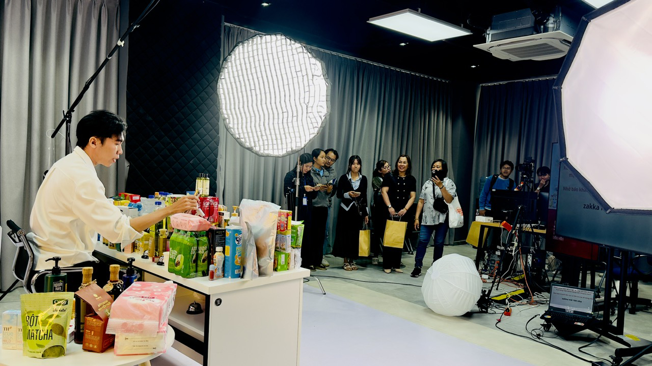 Khó 'câu cơm' bằng thị phi, người bán hàng online chuyển hướng - Ảnh 1. bán hàng online - Ảnh 1.