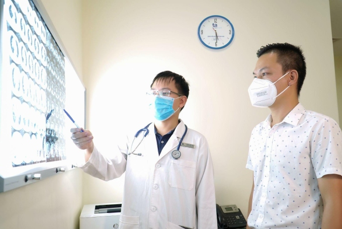 Bác sĩ đang đọc và phân tích phim chụp phổi cho người bệnh. Ảnh minh họa: Bệnh viện Đa khoa Tâm Anh