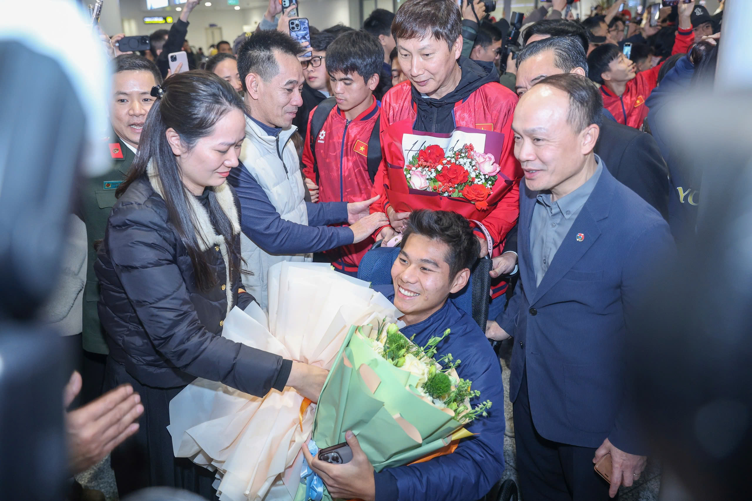 Báo Hàn Quốc: 'Khoảnh khắc HLV Kim sang-sik đẩy xe lăn cho Hiểu Minh lay động hàng triệu con tim'- Ảnh 2.