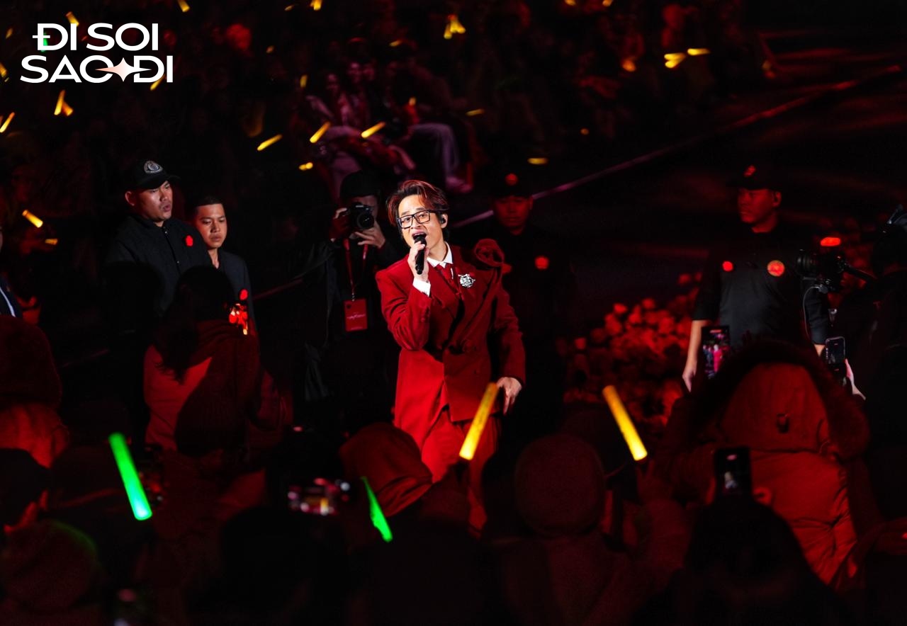 Khoảnh khắc Hà Anh Tuấn quỳ gục trên sân khấu- Ảnh 1.