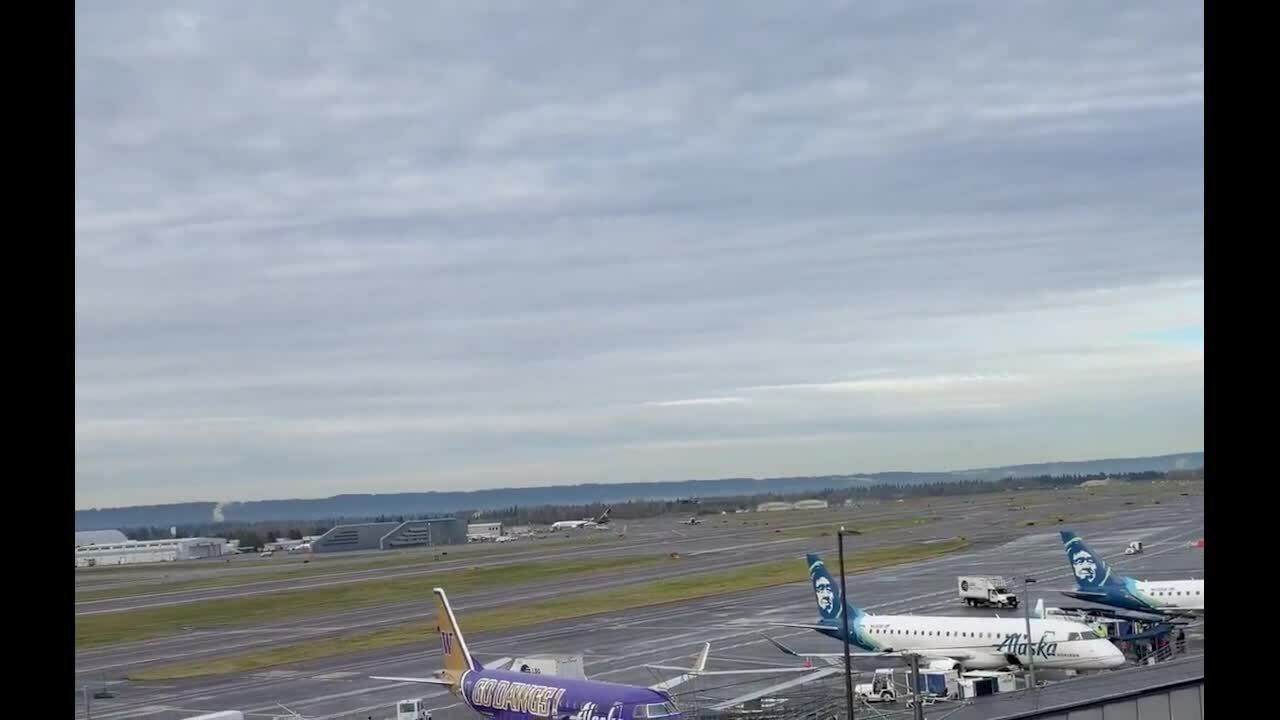 Khoảnh khắc tiêm kích F-15 khoác 'áo choàng hơi nước' khi cất cánh