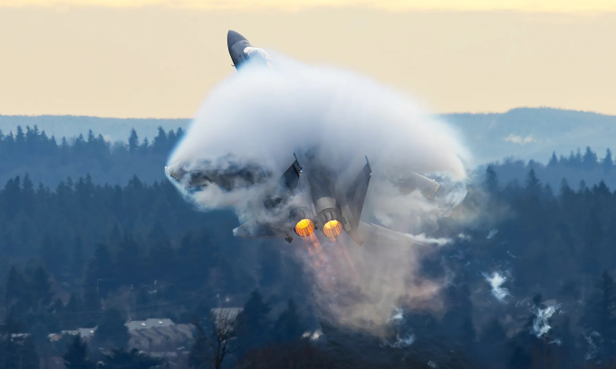Hơi nước bao phủ tiêm kích F-15EX Mỹ trong ảnh đăng ngày 15/1. Ảnh: War Zone