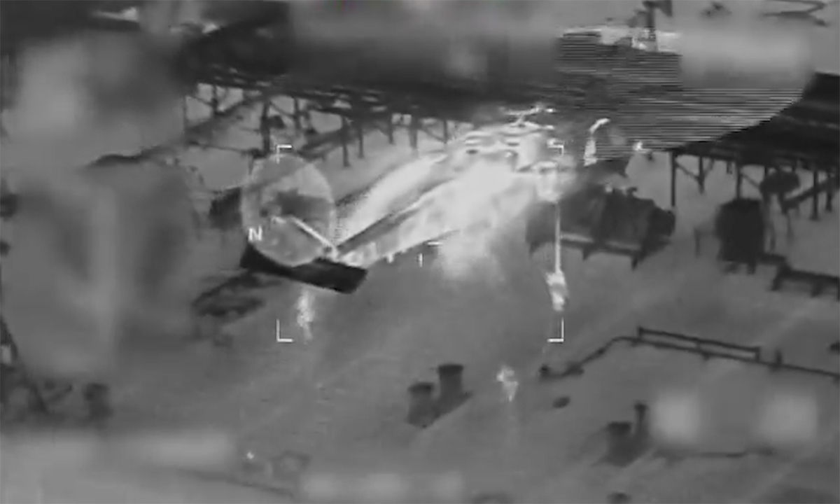 Khoảnh khắc tuần duyên Mỹ khống chế hai tàu dầu trên biển