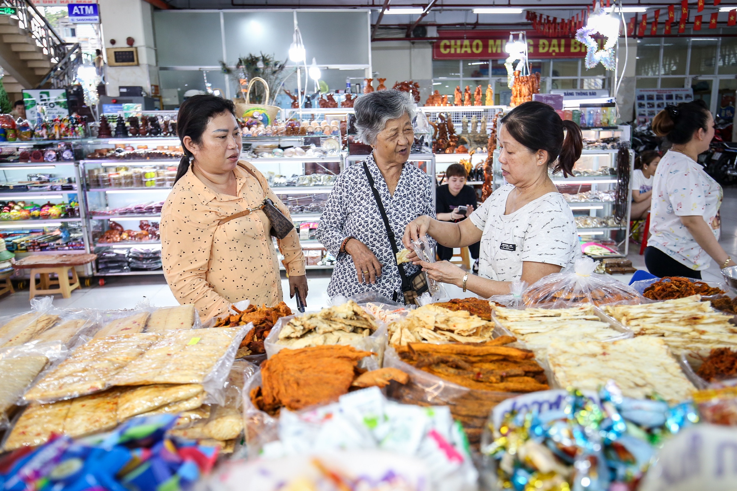 Khởi động mùa mua sắm Tết Bính Ngọ- Ảnh 1.