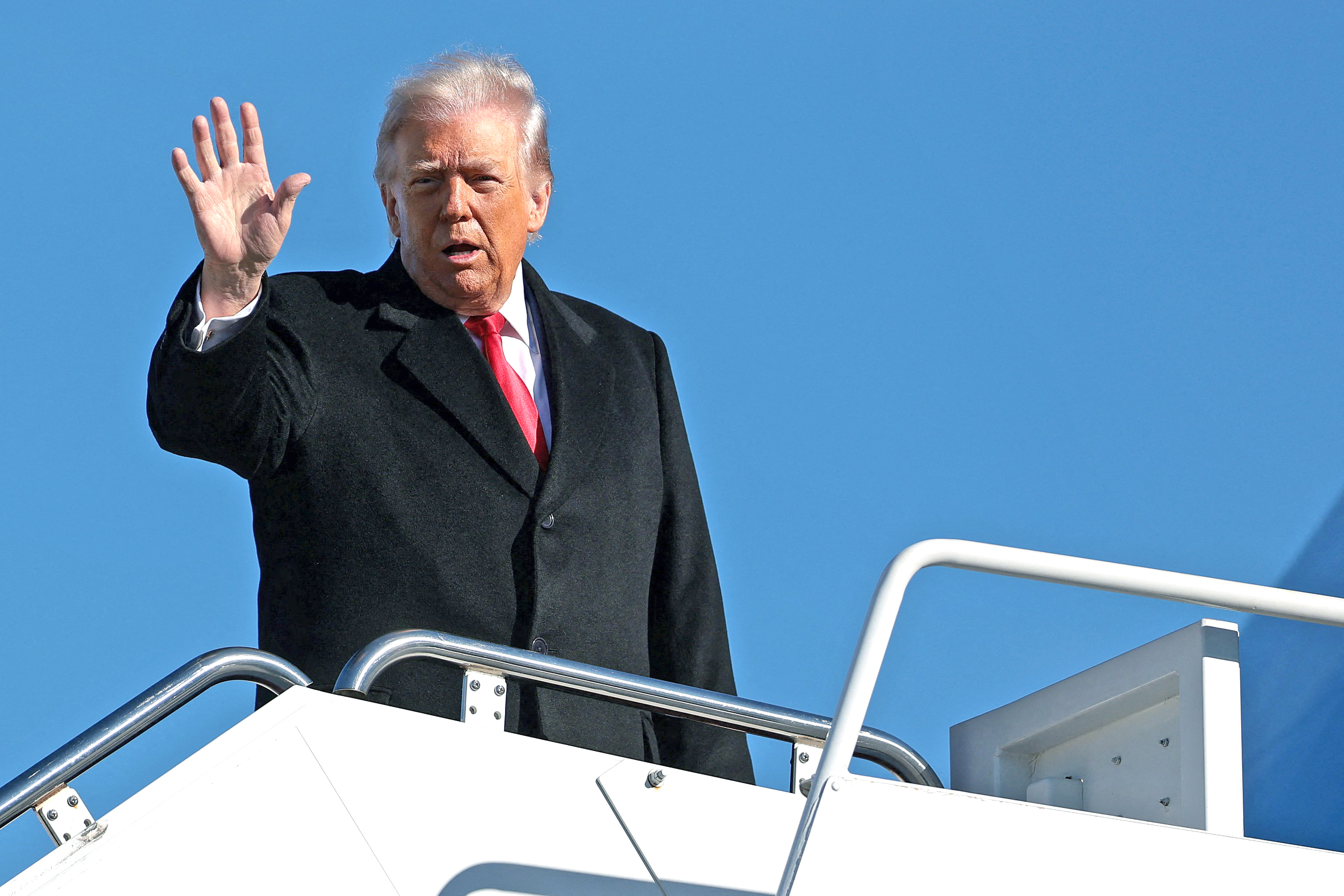 Không có chuyện ông Trump bị luật sư ngăn ra nước ngoài vì cáo buộc tội ác chiến tranh - Ảnh 1.