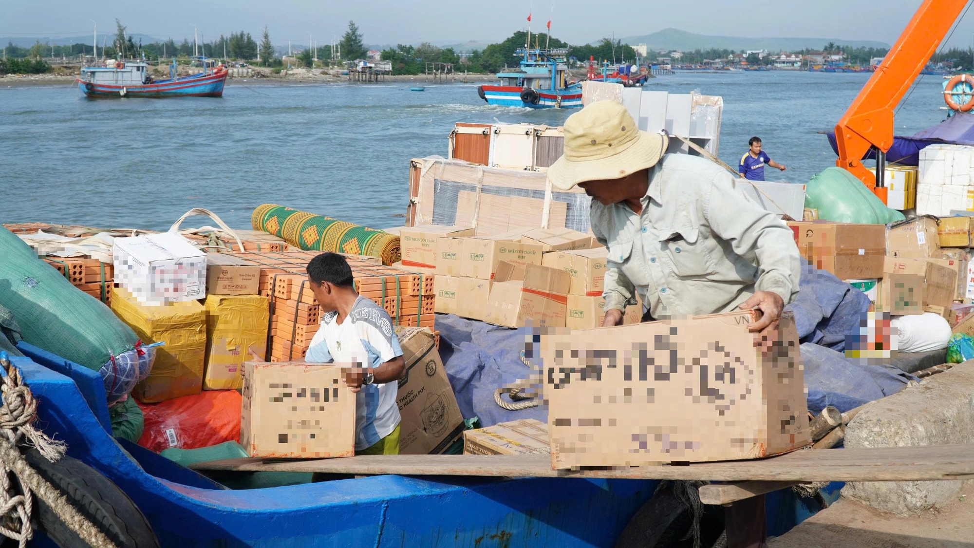 Đưa hàng Tết ra đảo Lý Sơn: Không để thiếu hụt nguồn hàng phục vụ người dân- Ảnh 2. Đưa hàng Tết ra đảo Lý Sơn: Không để thiếu hụt nguồn hàng phục vụ người dân- Ảnh 2.