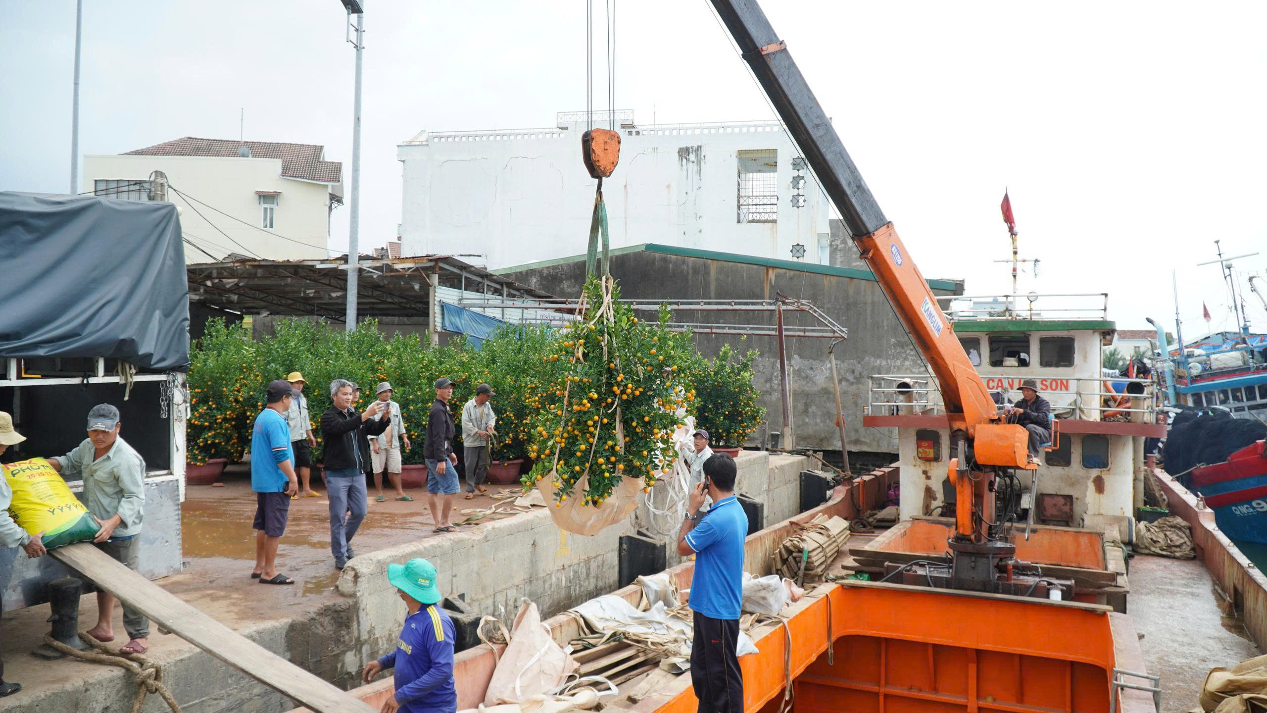 Đưa hàng Tết ra đảo Lý Sơn: Không để thiếu hụt nguồn hàng phục vụ người dân- Ảnh 1. Đưa hàng Tết ra đảo Lý Sơn: Không để thiếu hụt nguồn hàng phục vụ người dân- Ảnh 1.