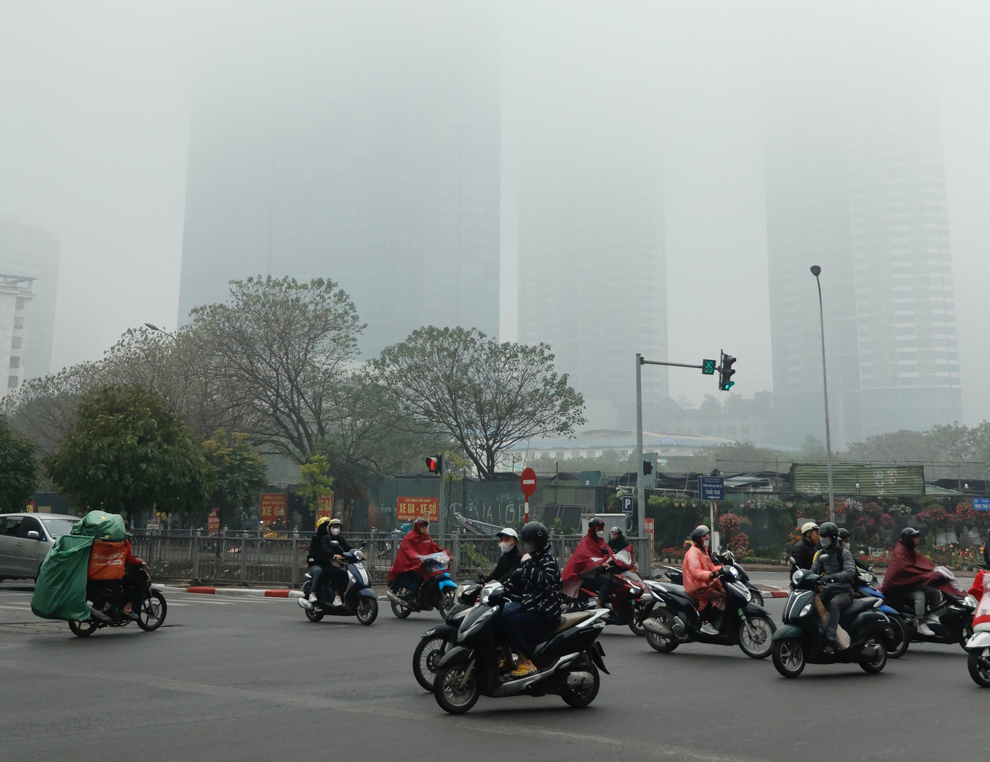 Không khí Hà Nội rất xấu, khuyến cáo người dân hạn chế ở ngoài trời- Ảnh 1.