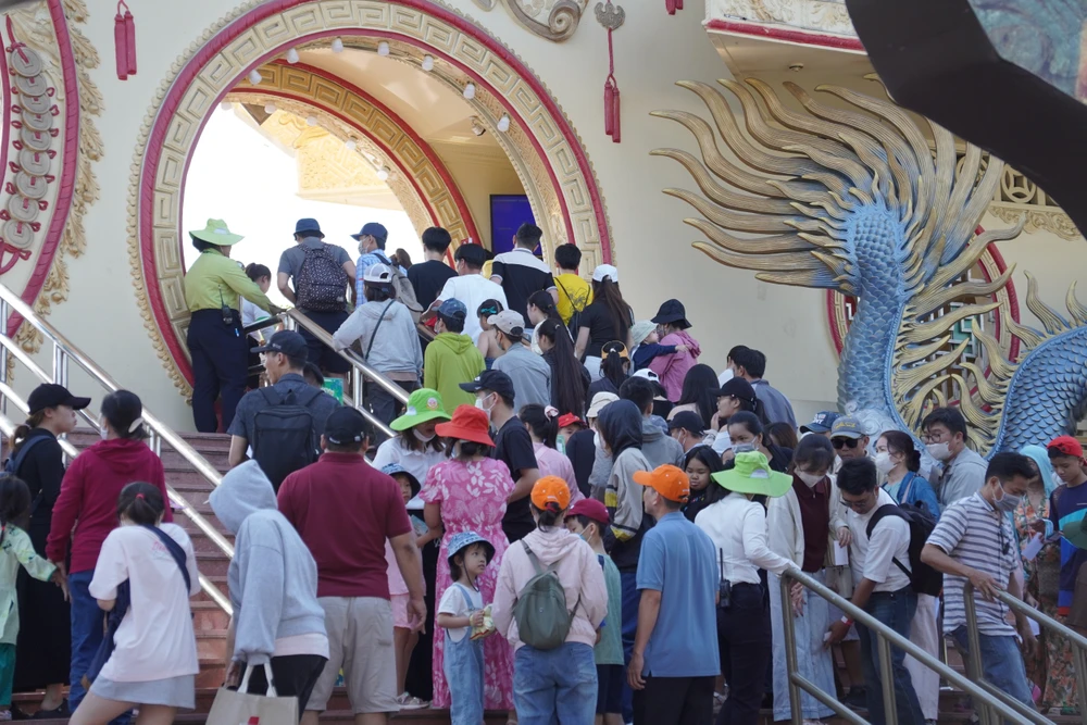 Người dân TP.HCM đổ về các khu vui chơi trong ngày đầu năm mới 2026. TP.HCM-1.JPG