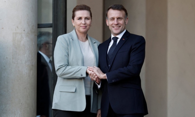 Tổng thống Pháp Emmanuel Macron bắt tay Thủ tướng Đan Mạch Mette Frederiksen tại Điện Elysee, Paris, ngày 6/1. Ảnh: Reuters