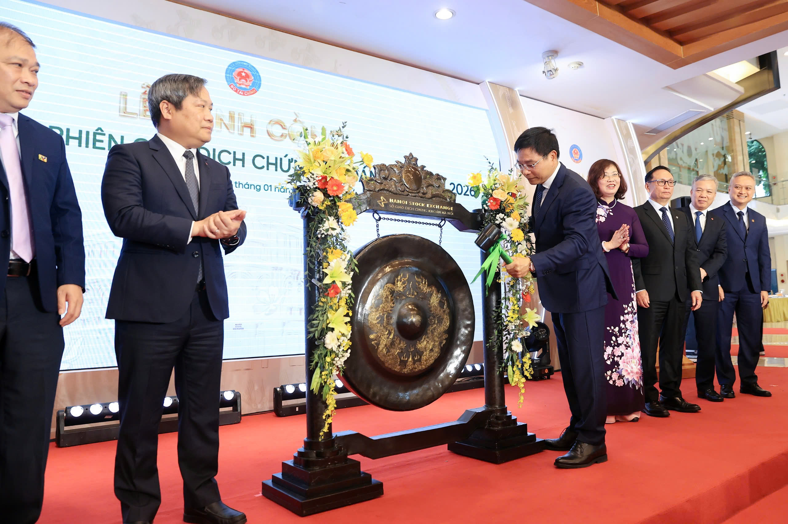 Thị trường chứng khoán  - Ảnh 1.