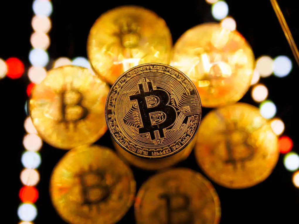 Kịch bản điên rồ: Bitcoin đánh bại vàng năm 2026 dù vừa trải qua thảm họa - 1