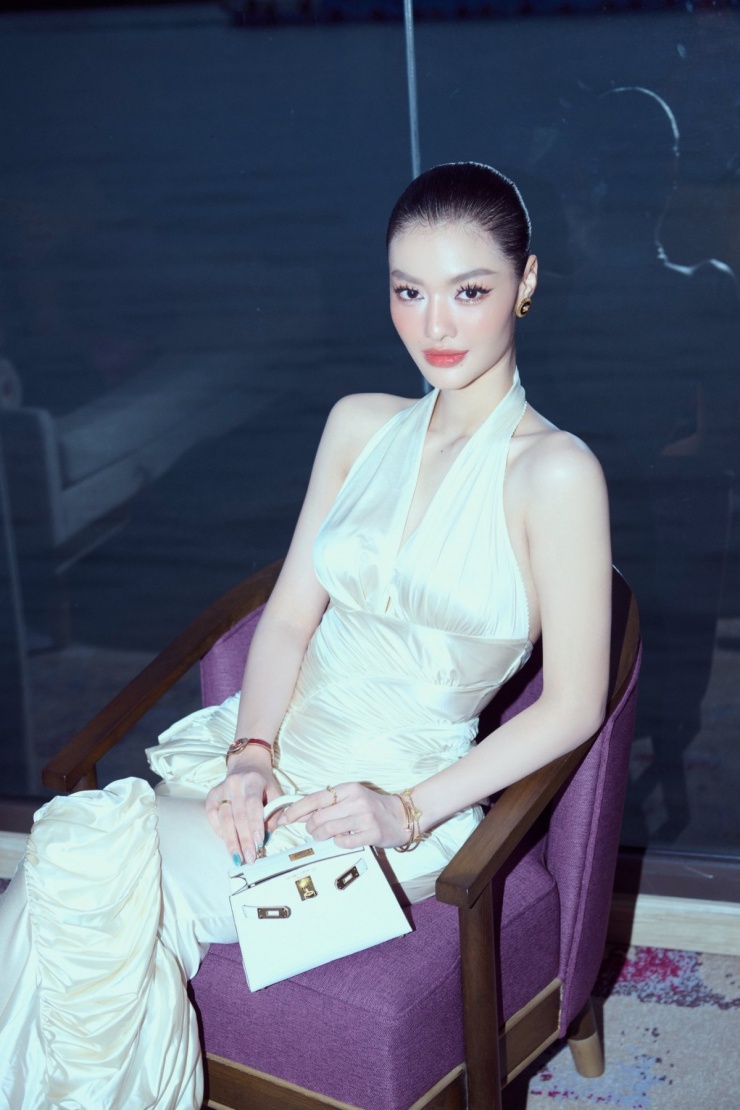 Ca sĩ, á hậu Kiều Loan chia sẻ hình ảnh thưởng trà chiều trên du thuyền hạng sang, dạo sông Sài Gòn cùng bạn bè, hôm 13/1. Người đẹp chọn phong cách trang điểm nhẹ, nhấn vào đôi mắt, kết hợp tóc búi cao gọn gàng, tôn vóc dáng trong thiết kế đầm khoét ngực.