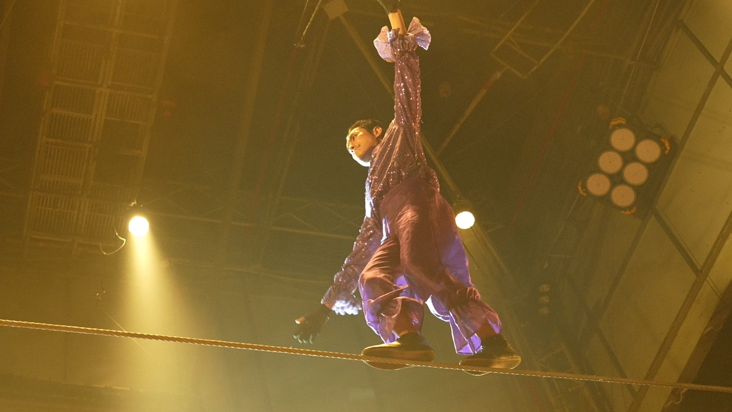 Kiều Minh Tuấn lần đầu tập xiếc thăng bằng trên dây trong "Con kể ba nghe"