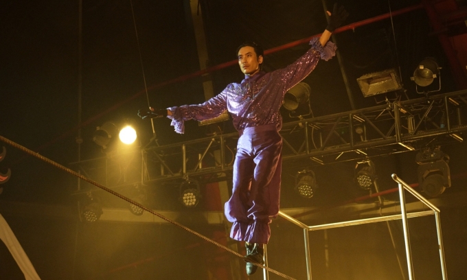 Kiều Minh Tuấn vượt nỗi sợ độ cao để tập xiếc thăng bằng trên dây. Ảnh: Lương Vy