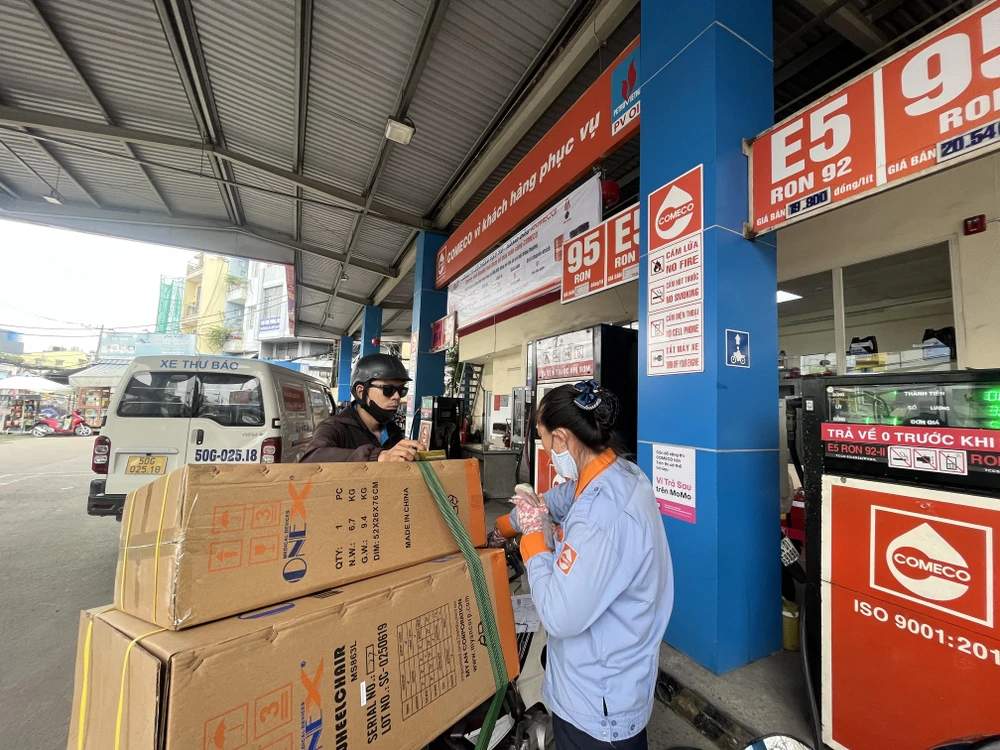 Kịp thời phát hiện, xử lý cửa hàng 'bán cầm chừng' xăng dầu ảnh 1 kinh doanh xăng dầu