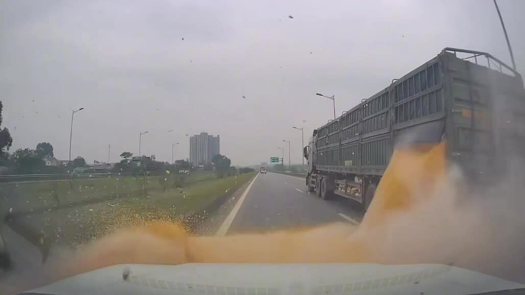 Hàng tấn hạt ngô xối xuống cao tốc khiến lái xe mù đường