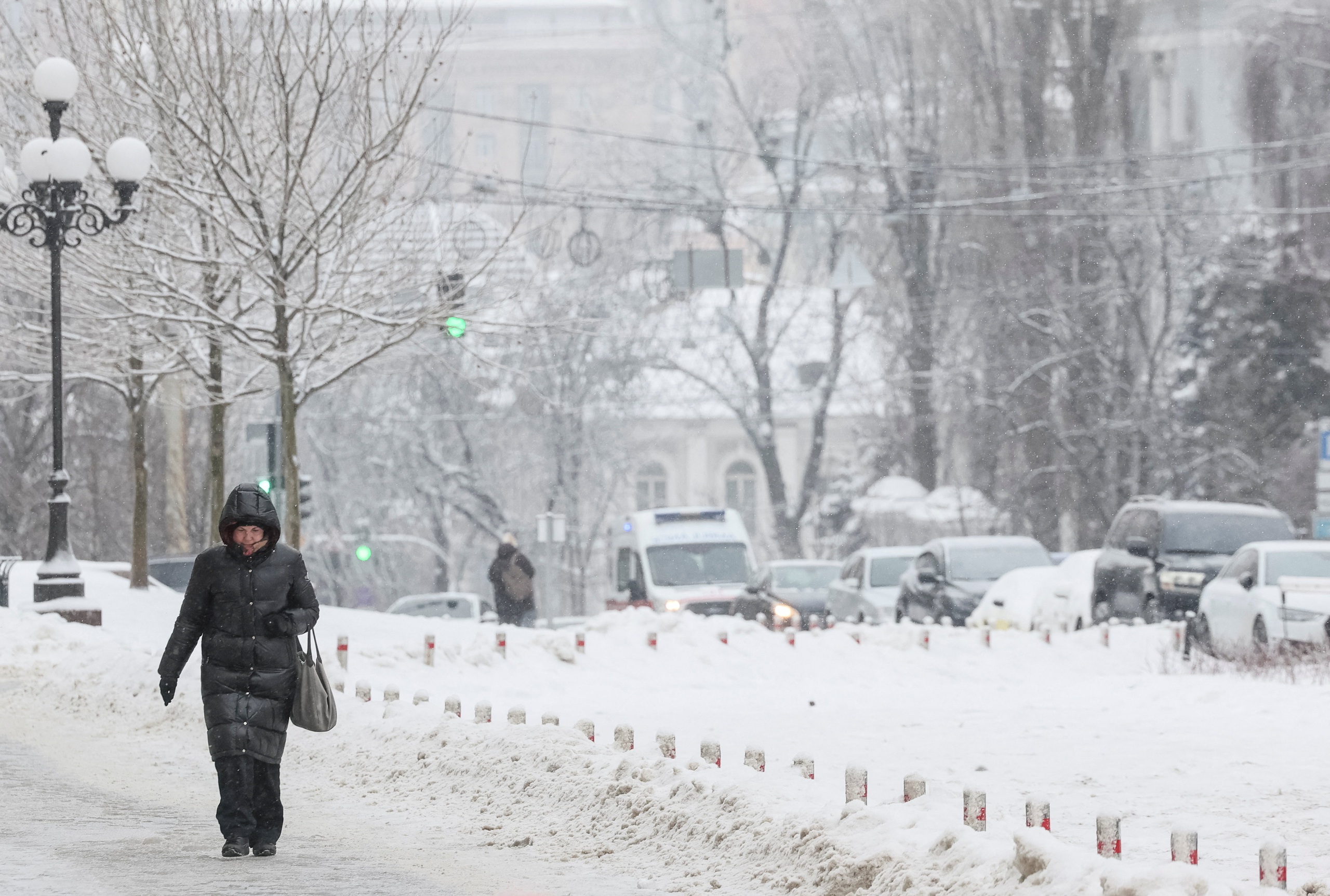 Chiến sự Ukraine ngày 1.423: Kyiv sắp cạn năng lượng, ông Zelensky đáp trả ông Trump - Ảnh 1.