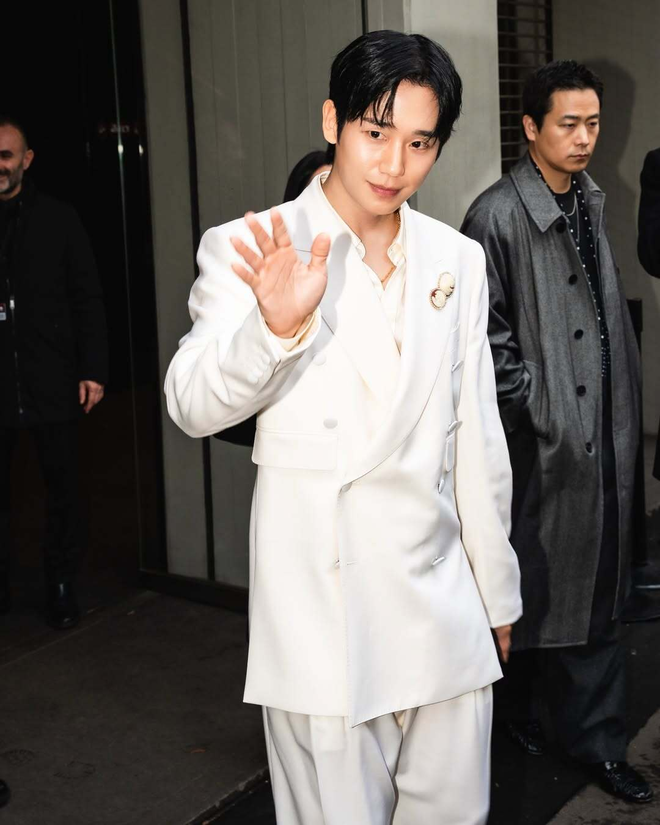 Là đại sứ ngồi hàng đầu fashion show, Jung Hae In vẫn bị cô lập vì là trai châu Á?- Ảnh 1.