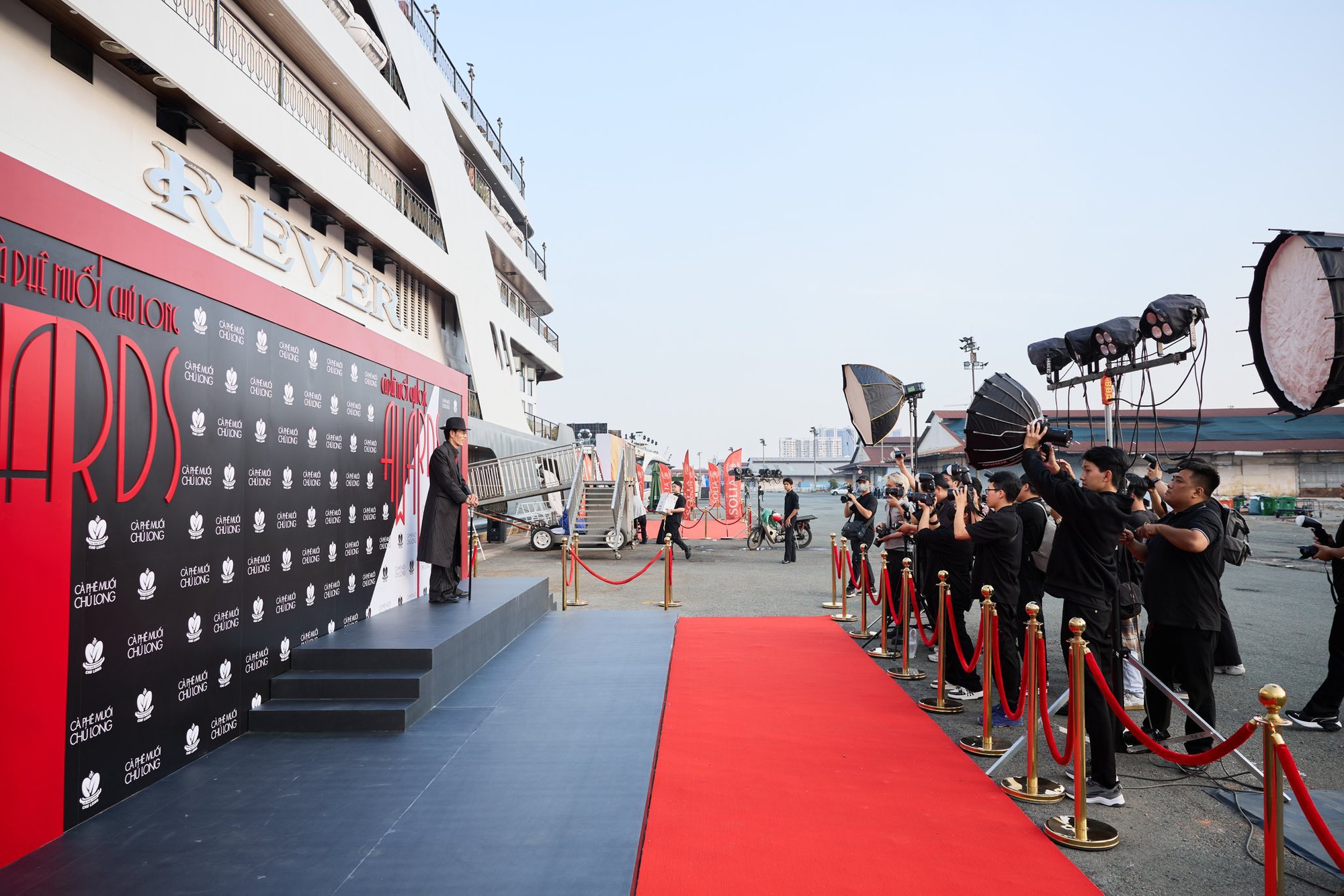 Lạ đời tiệc cuối năm của Cà Phê Muối Chú Long, nhìn không kỹ còn tưởng lễ trao giải- Ảnh 1.