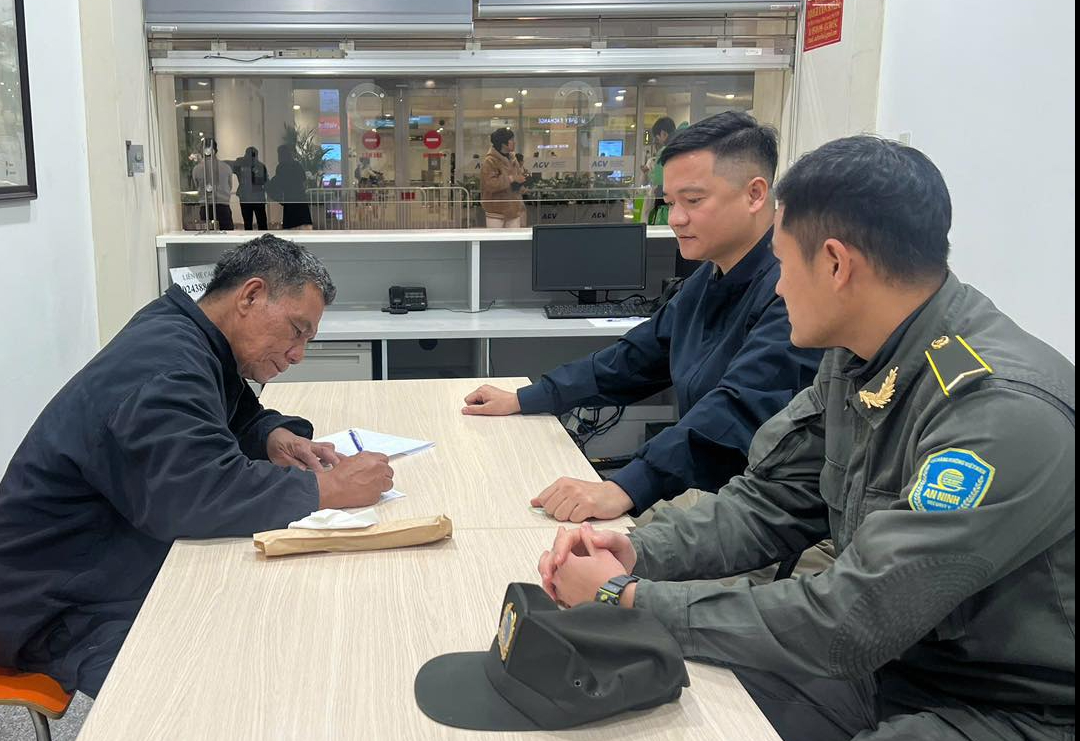 Lạc ở phố cổ Hà Nội, du khách Philippines lên sân bay Nội Bài nhờ giúp đỡ- Ảnh 3.