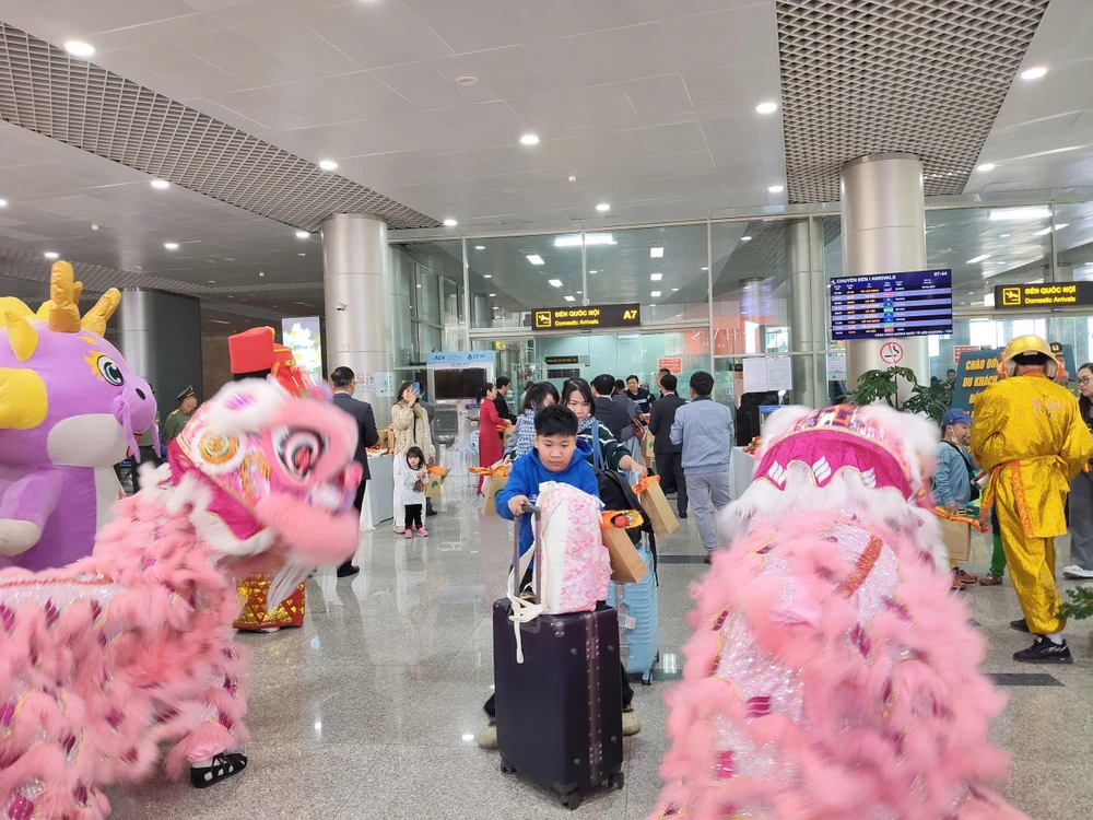 Không khí tại sân bay Liên Khương sáng đầu năm mới. rồng thanh long