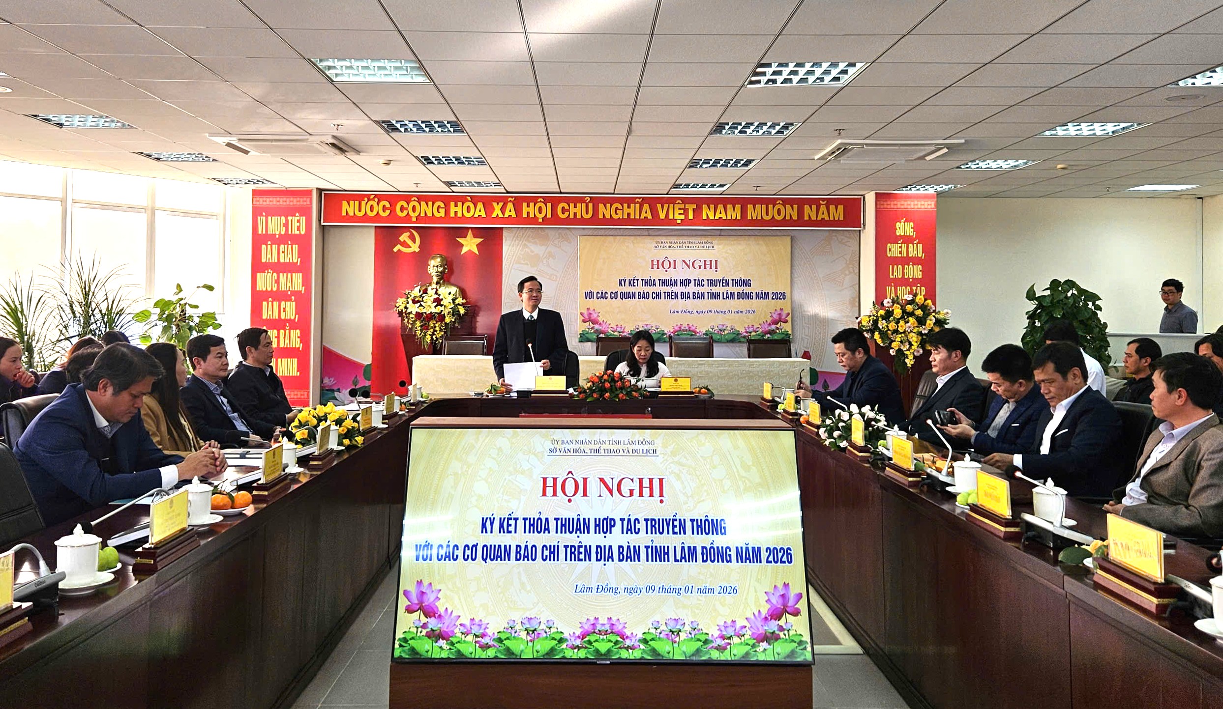 Lâm Đồng ký kết hợp tác truyền thông với 29 cơ quan báo chí - Ảnh 1.