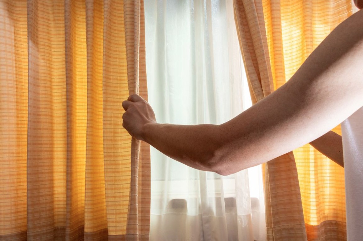 Làm điều này với cửa sổ 10 phút mỗi ngày, nhà vừa ấm, hóa đơn tiền điện vừa thấp bất ngờ- Ảnh 1.