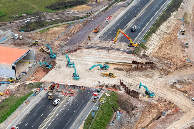 Làm đường cao tốc theo cách không ai ngờ: Cho hầm chui đúc sẵn trượt vào vị trí, 11 ngày là xong 1 cao tốc - Ảnh 1.