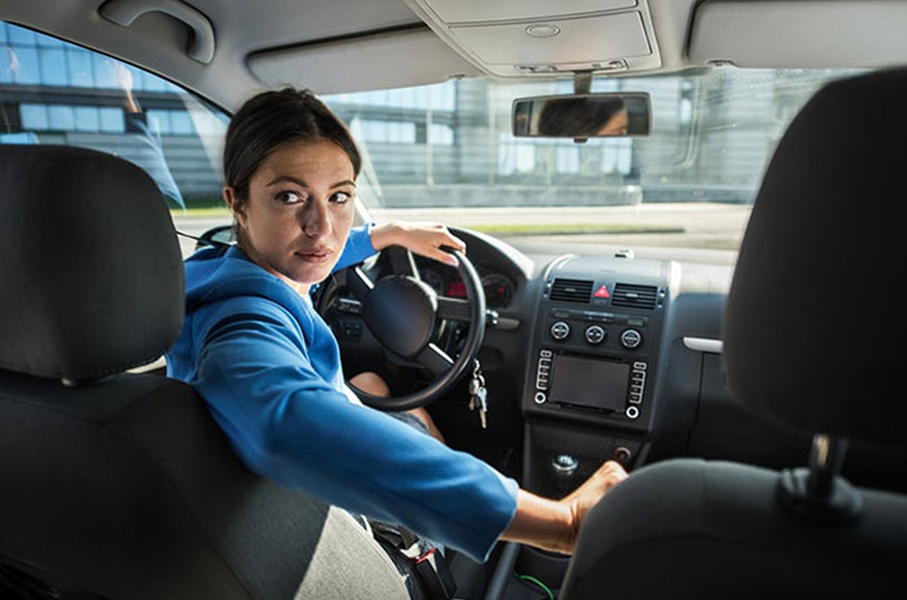 Làm thế nào để lái lùi ô tô mượt như tiến? - 1