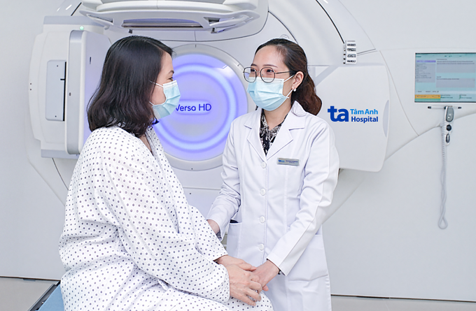 Bác sĩ Đáng động viên một người bệnh trước buổi xạ trị. Ảnh minh họa: Bệnh viện Đa khoa Tâm Anh