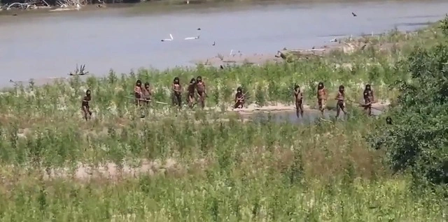 Lần đầu công bố ảnh của bộ lạc bí ẩn nhất thế giới, chuyên gia nói vẫn còn khoảng 200 cộng đồng tương tự- Ảnh 1.