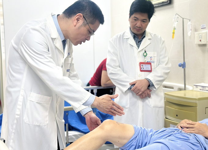 Bác sĩ Thành (bên trái) và kíp đang kiểm tra tình trạng bệnh nhân trước khi phẫu thuật. Ảnh: Thùy An